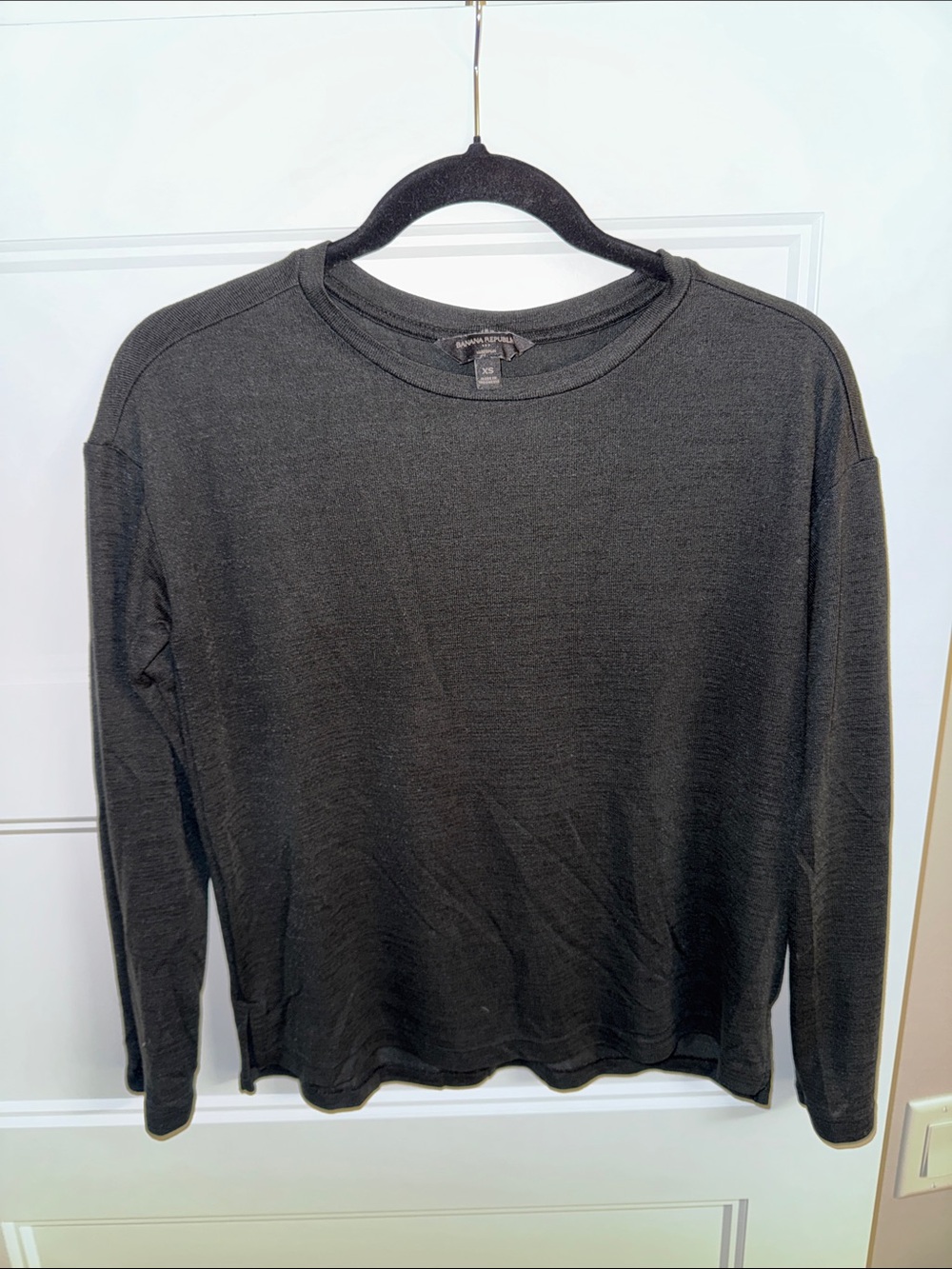 Banana Republic women’s Black Long-Sleeve Crewneck knit